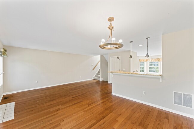 Building Photo - 601 Larson Dr