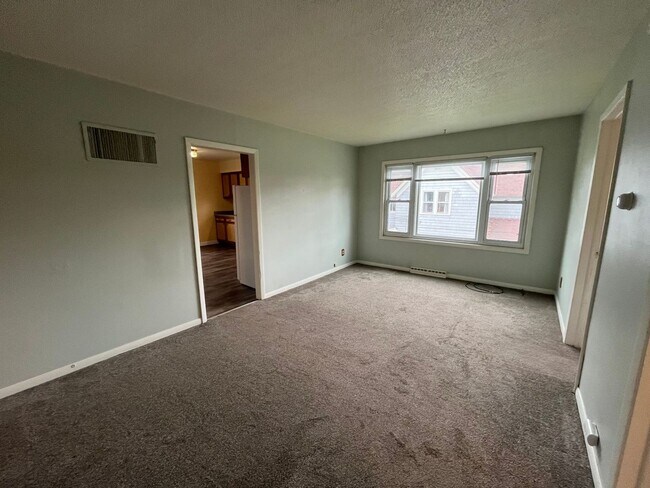 Building Photo - 17 N 62nd Ave W