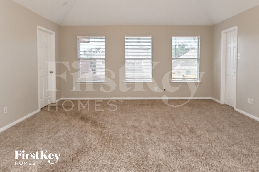 Building Photo - 2558 Doral Dr