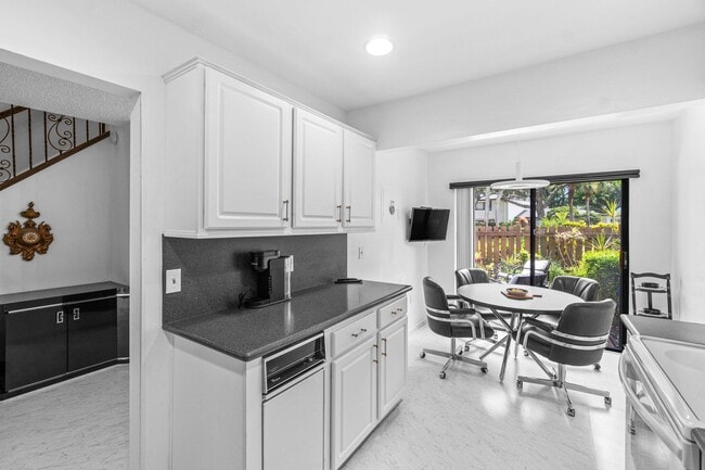 Building Photo - 27 Southport Ln