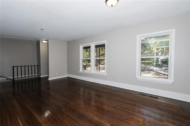 Building Photo - 5425 Skyview Dr SW