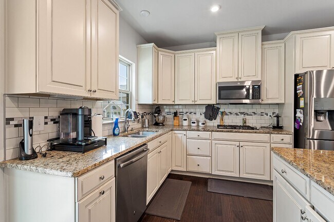Building Photo - Luxurious 4 bedroom home in Jordan Pointe!
