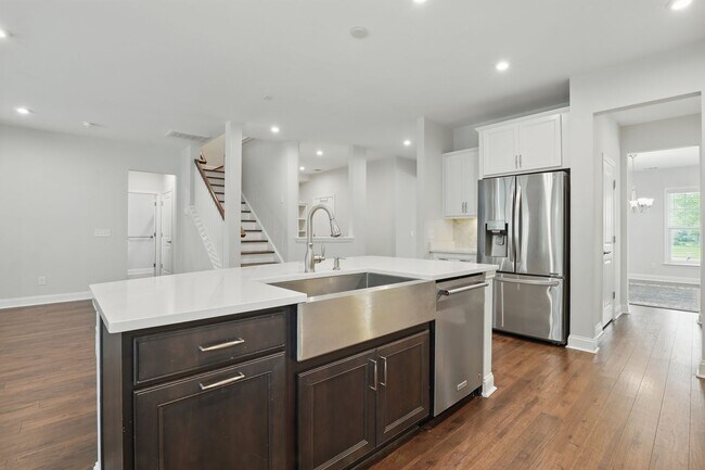 Building Photo - Spacious 5 Bedroom Home in Richmond Hill’s Waterways Community