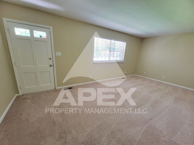 Building Photo - Spacious 3-Bd 2 BA Single Family home w/ B...