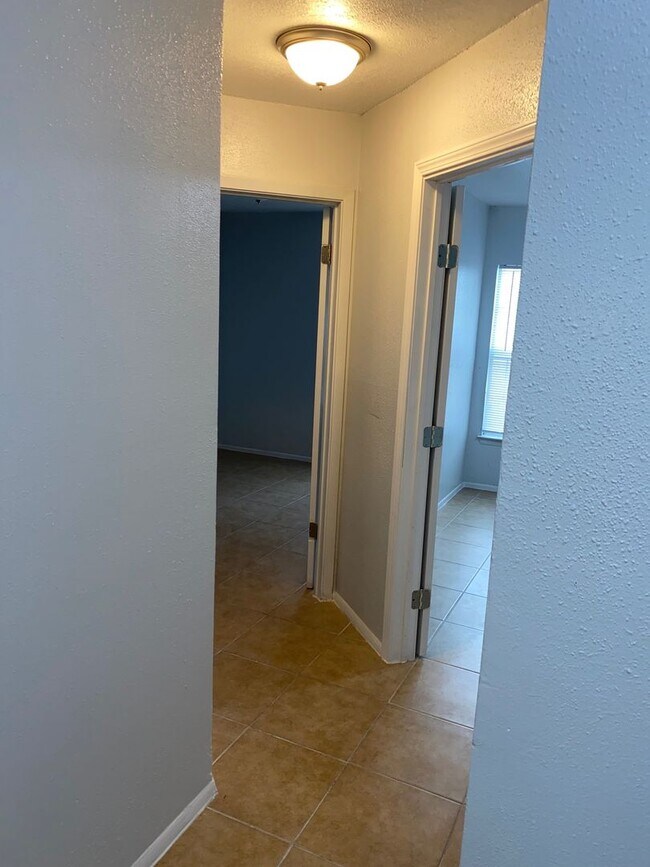 Building Photo - Spacious 2BR/1BA- Home Available Now!
