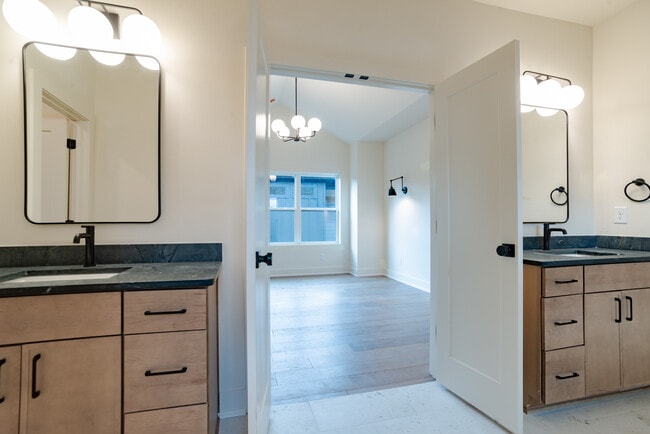 Building Photo - 979 Dozier Pl