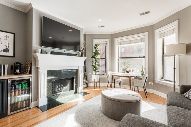 Building Photo - 726 W Addison St