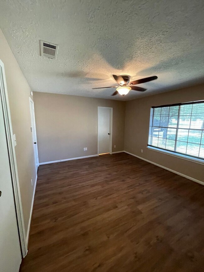 Building Photo - 3 Bed House near Deacon Dr & HWY 6 (College Station)