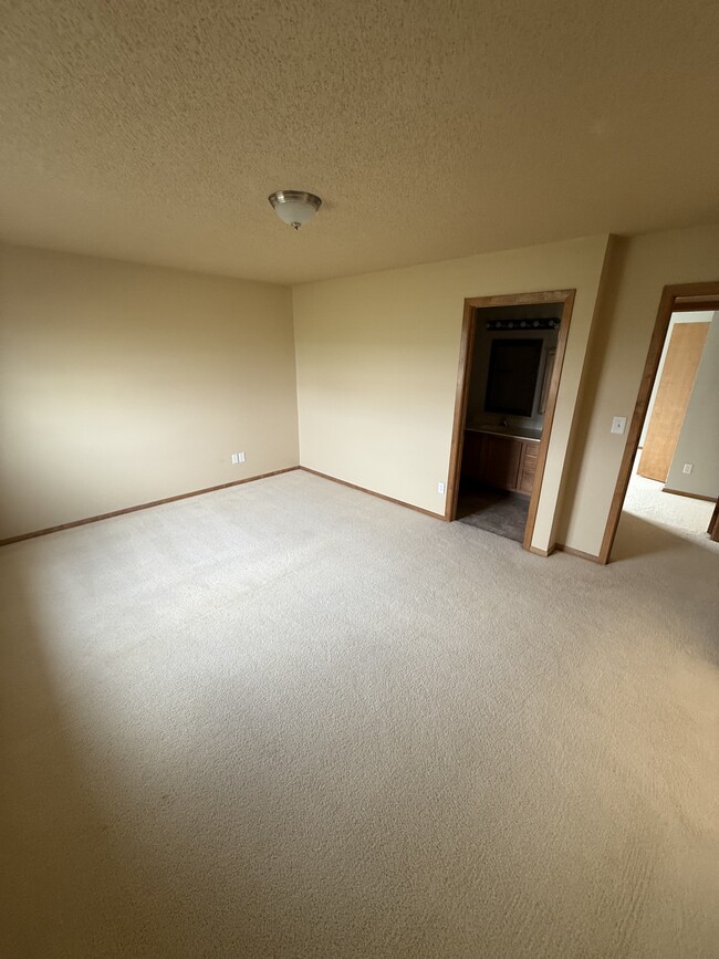 Building Photo - 6020 Bennett Ct S