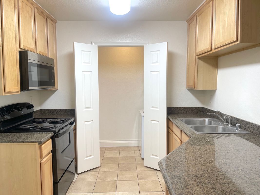 Building Photo - 2400 Del Mar Way
