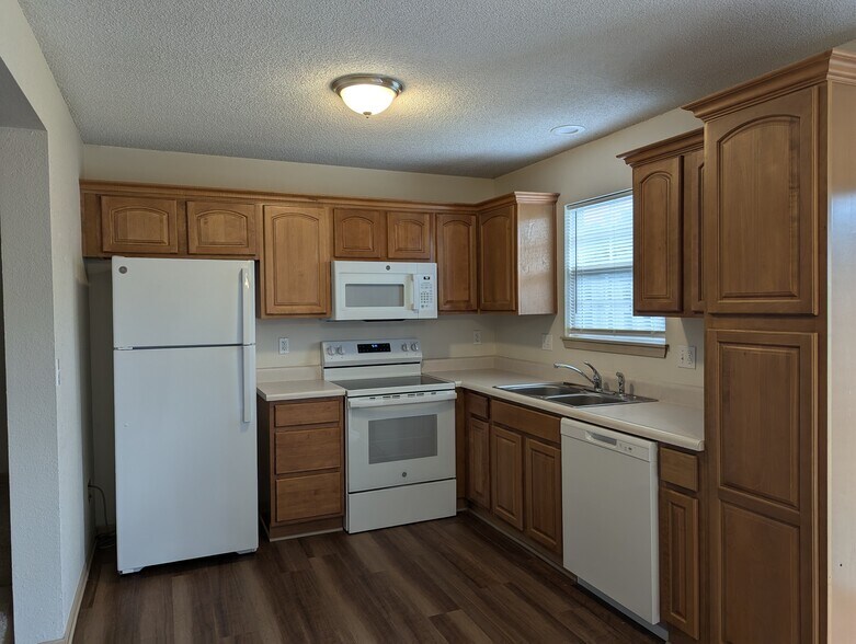 Kitchen - 205 W Nicholas Dr