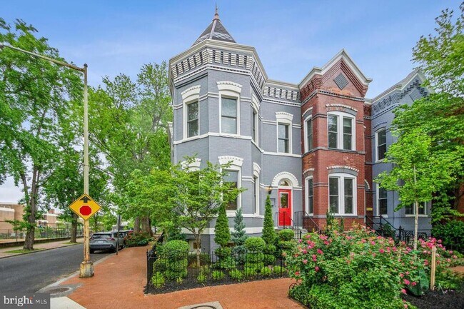 Building Photo - 623 6th St NE