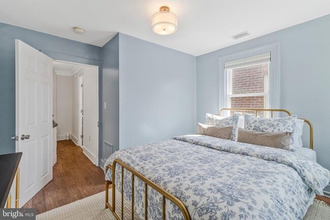 Building Photo - 611 G St SE