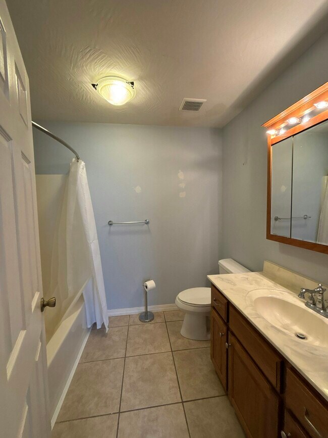 Building Photo - 812 E Spring Dr