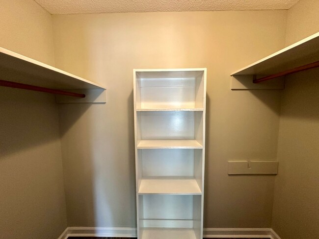 Building Photo - Newly Remodeled Duplex!