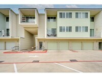 Building Photo - 604 N Bluff Dr