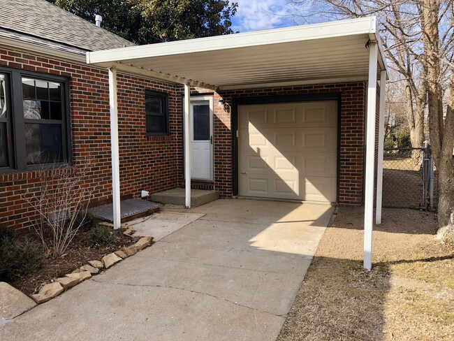 Building Photo - Beautifully renovated single-level home in...