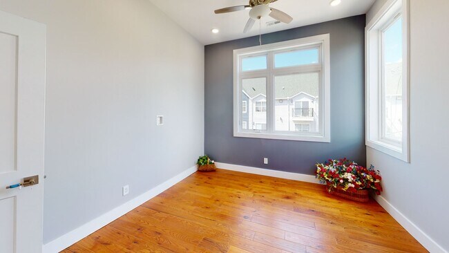 Building Photo - $1655/Bedroom |8BR Townhome in Fort Sander...