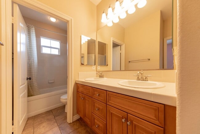 Building Photo - Beautiful 4 Bedroom 4 Bath House with Pool & Spa in Arroyo Vista