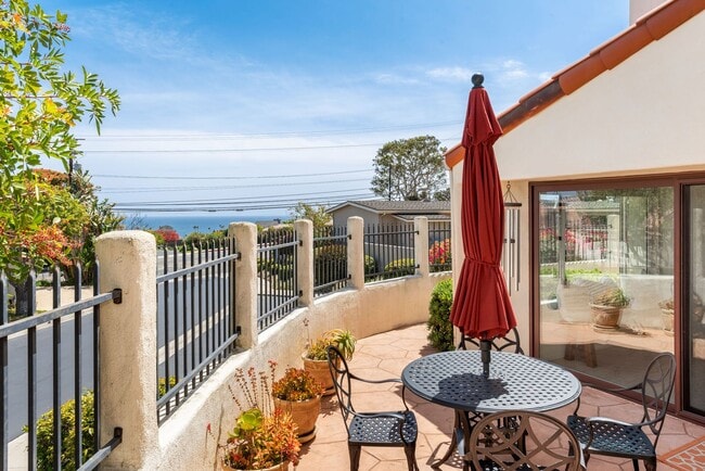 Building Photo - Fully Furnished Vacation Rental on the Mesa with Ocean Views! (Available 7/7/26- 11/30/26)