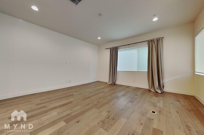 Building Photo - 6807 E Orion Dr