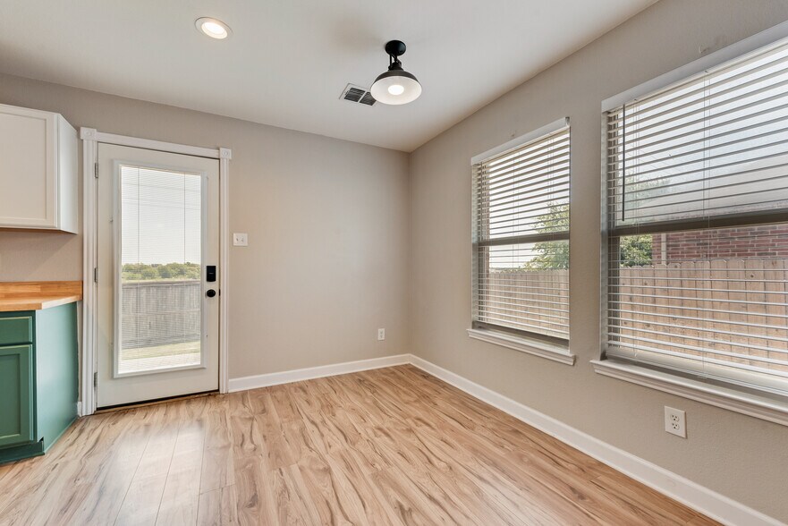 Building Photo - 550 Laurel Ln