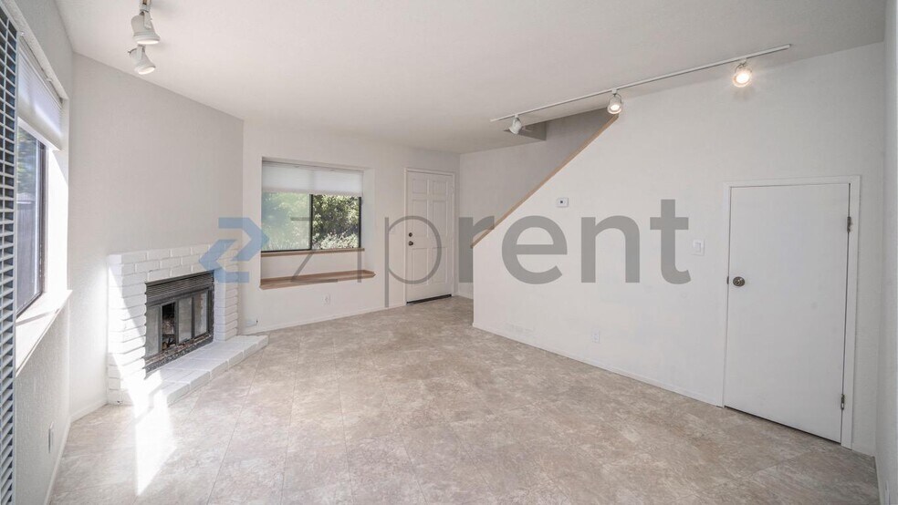Building Photo - Unit