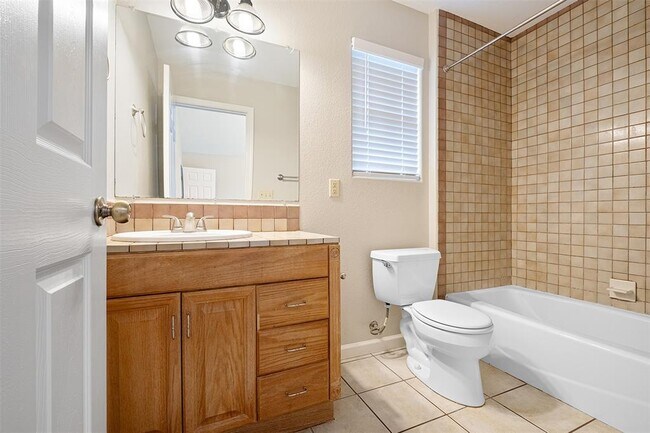 Building Photo - 1005 Canyon Edge Dr