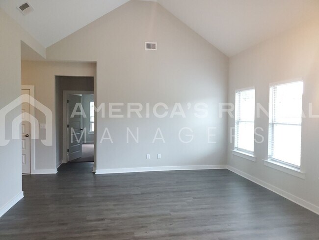 Building Photo - Bright, Airy Home or Rent in Clanton, AL!!! Available to View!