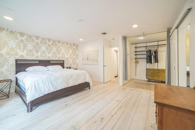 Building Photo - 64 Comal St
