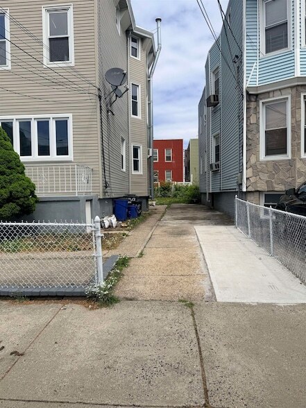 Building Photo - 124 Winfield Ave