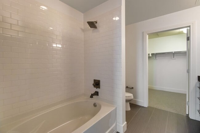 Building Photo - Gorgeous 2 BD/2BA Top Floor Condo In Great Peloton Community! Available August 7!