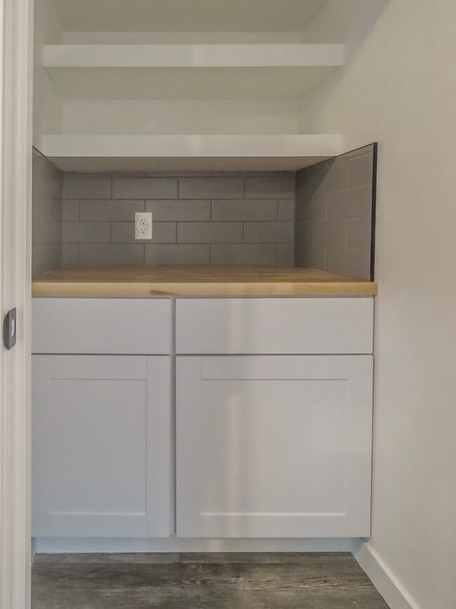 Building Photo - Newberg- 3 bedroom Duplex Available Soon - Schedule tour now !
