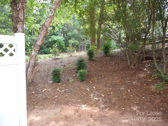 Building Photo - 15519 Stronvar House Ln