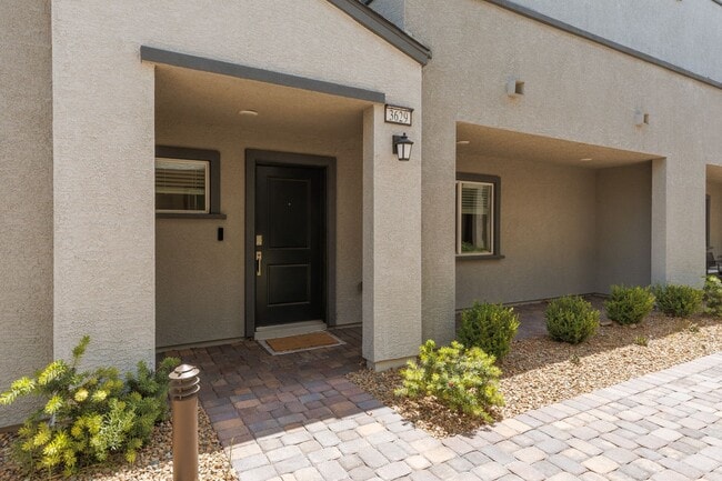 Building Photo - Newer townhome in the NW