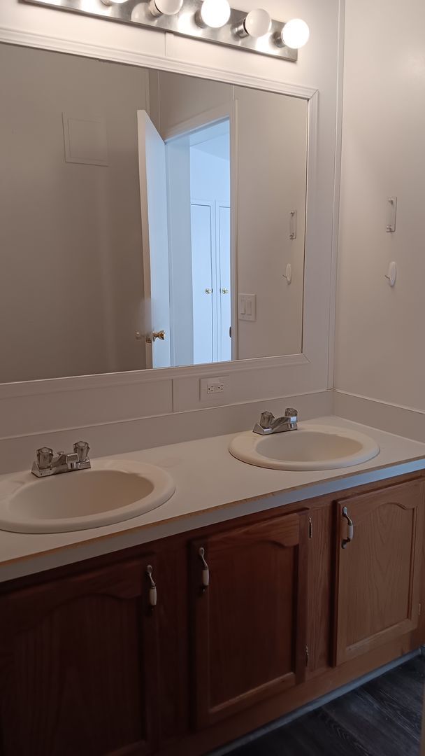 Building Photo - Nice home in a quiet neighborhood