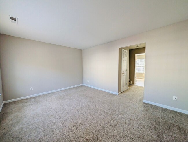 Building Photo - Great Rental Close to NC State