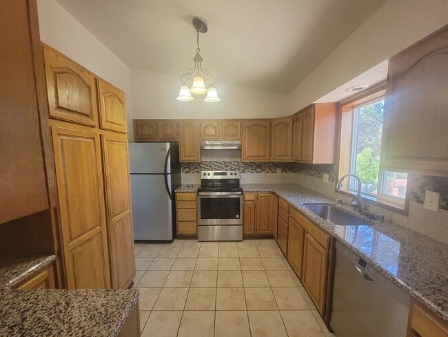 Building Photo - Stylish Split-Level in Central Kennewick w...