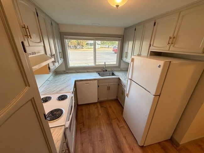 Building Photo - Fresh 3 bed/1.5 bath duplex
