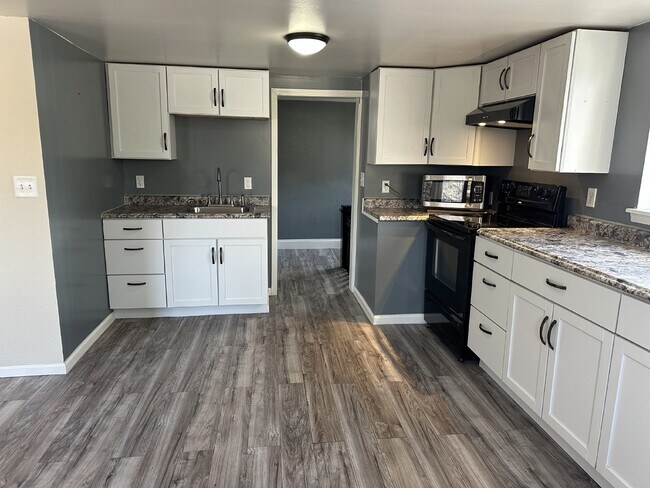 Building Photo - Enjoy an open floor plan in a prime location next to the bus line.