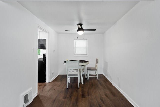 Building Photo - Stunning 2 bedroom home in Dormont availab...