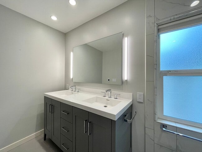 Building Photo - Charming 3 Bedroom 2 Bath Home in Old Town...