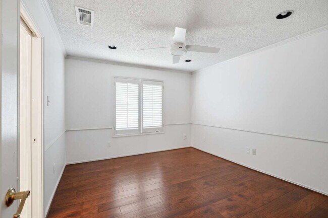 Building Photo - Top-Tier Luxury Living at 98th & Quaker | Kings Gate