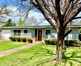 Building Photo - 3 bedroom 2 bath 1 car garage