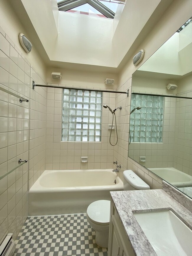 Building Photo - 1BR/1BA Penthouse Level Pacific Heights St...
