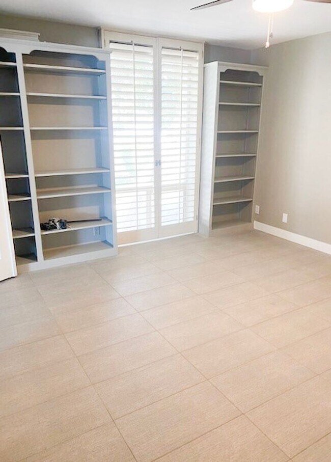 Building Photo - GREAT 3 Bedroom 2.5 Bath in Paradise Valley!