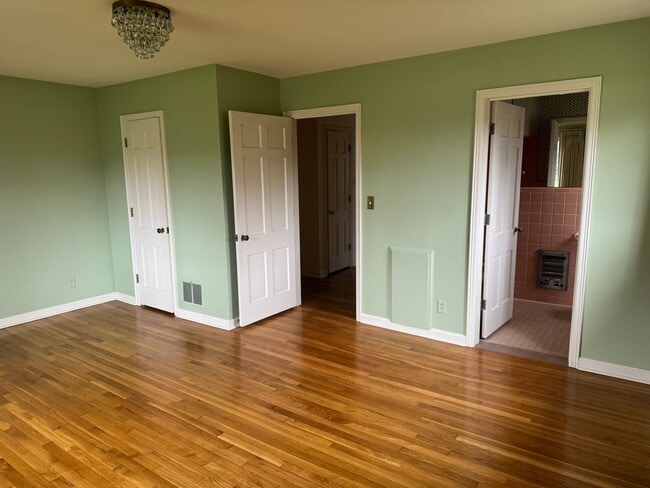 Building Photo - 3 Bedroom 2 Bath Ranch Home - Upper Arlington Schools