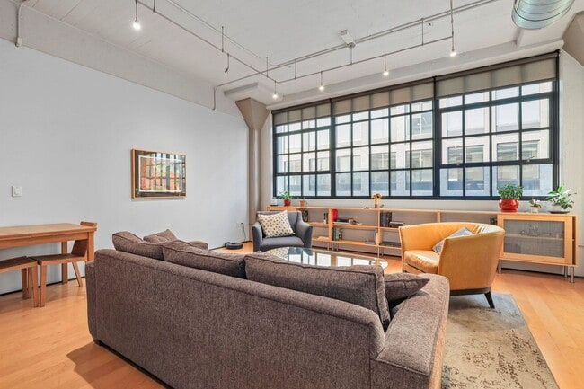 Building Photo - Stunning Pearl Loft with Washer/Dryer in Unit & Secure Parking