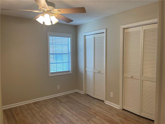 Building Photo - 504-504 Island Dr