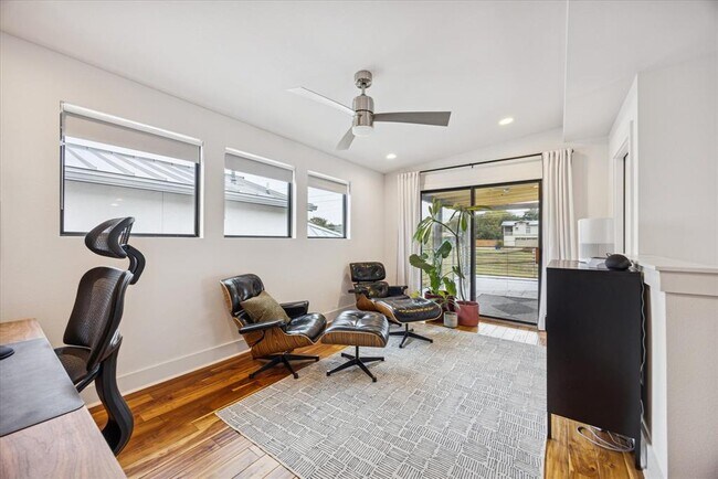 Building Photo - 1011 E 12th St